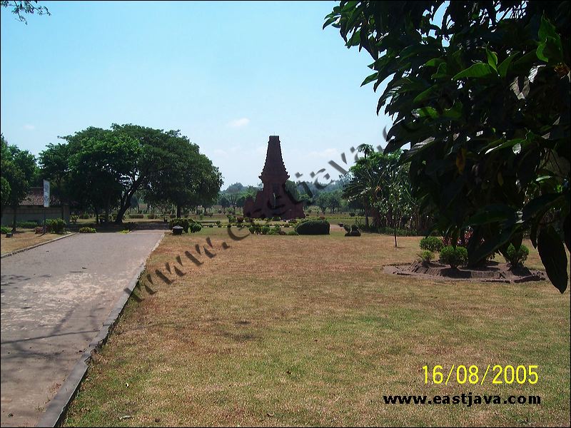 Bajangratu Temple - Majapahit Temple