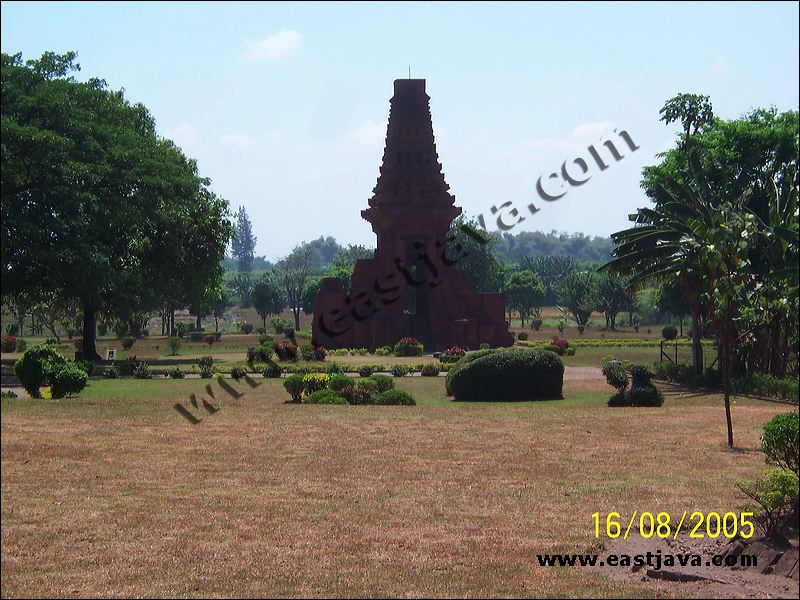 Bajangratu Temple - Majapahit Temple