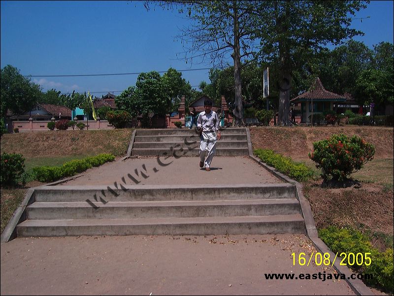 Bajangratu Temple - Majapahit Temple