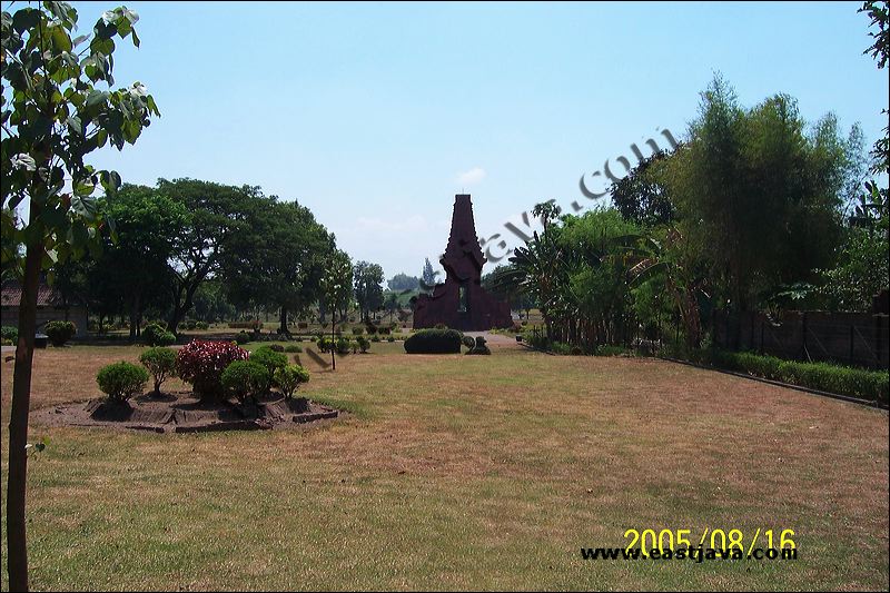 Bajangratu Temple - Majapahit Temple