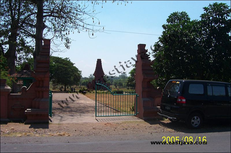 Bajang Ratu Temple - Bajangratu Temple - Candi Bajang Ratu - Mojopahit Temple