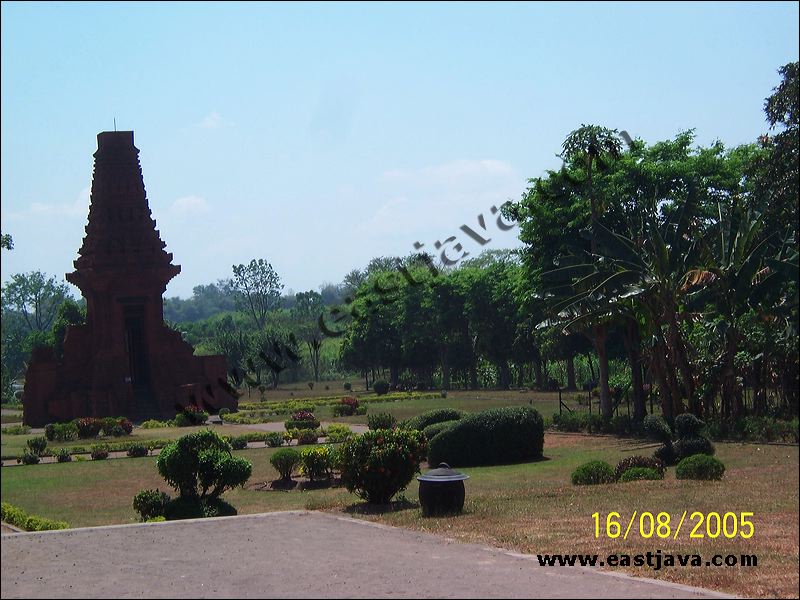 Bajang Ratu Temple - Bajangratu Temple - Candi Bajang Ratu - Mojopahit Temple