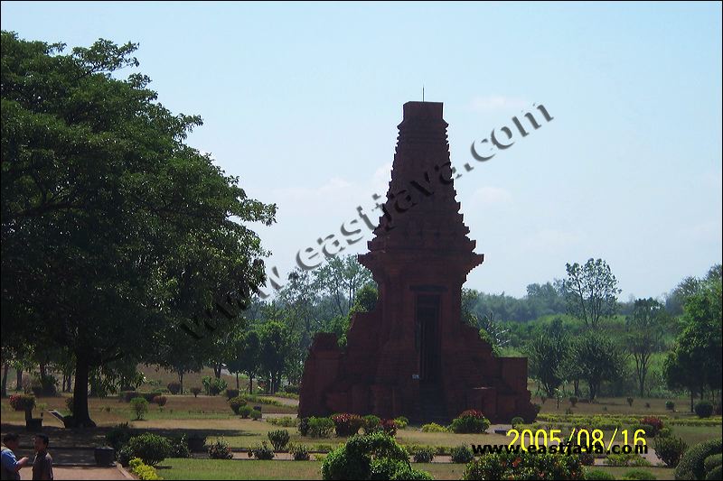 Bajang Ratu Temple - Bajangratu Temple - Candi Bajang Ratu - Mojopahit Temple