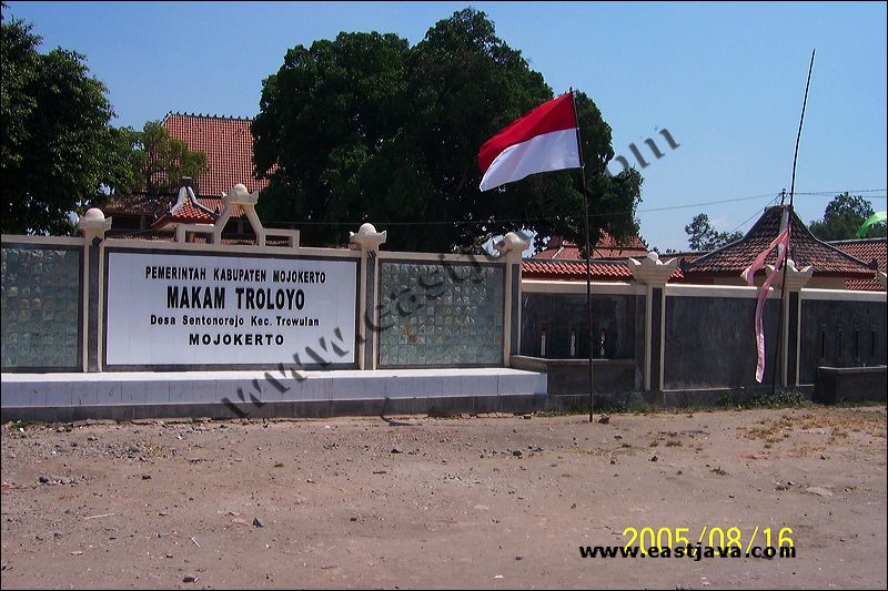 Troloyo Graveyard - The Pilgrimage Tourism