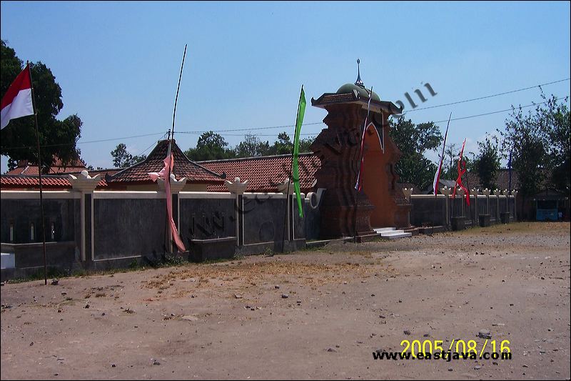 Troloyo Graveyard - The Pilgrimage Tourism