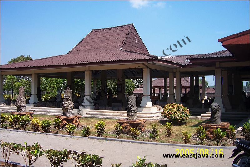 TROWULAN MUSEUM : Place To Keep The Ancient Things of Mojopahit Kingdom