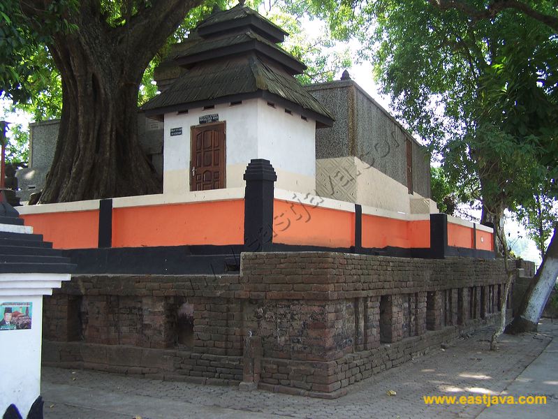 Siti Inggil Graveyard: The Pilgrimage Tourism in Trowulan - Mojokerto