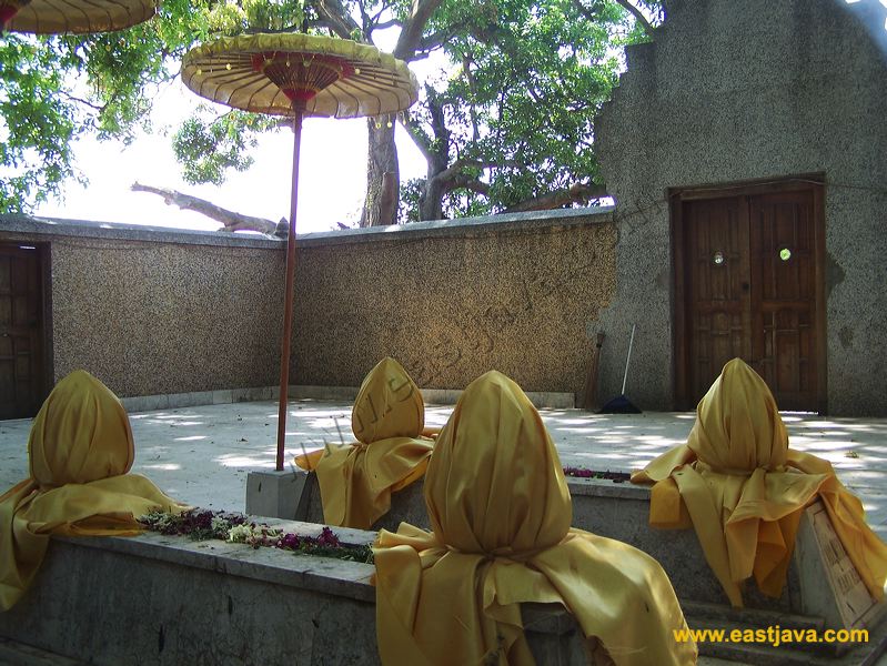 Siti Inggil Graveyard: The Pilgrimage Tourism in Trowulan - Mojokerto