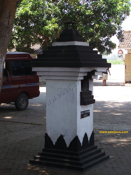 Siti Inggil Graveyard: The Pilgrimage Tourism in Trowulan - Mojokerto