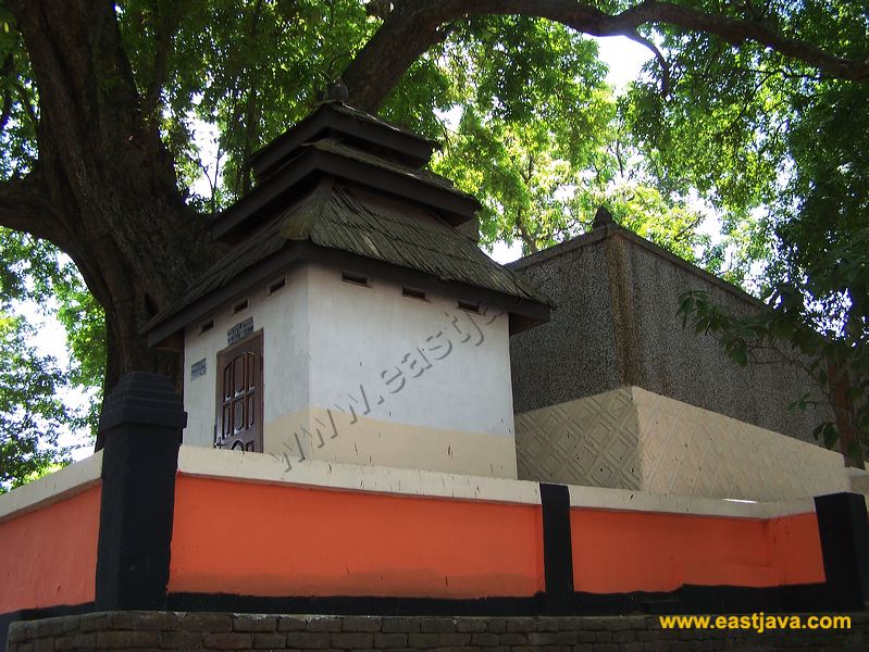 Siti Inggil Graveyard: The Pilgrimage Tourism in Trowulan - Mojokerto