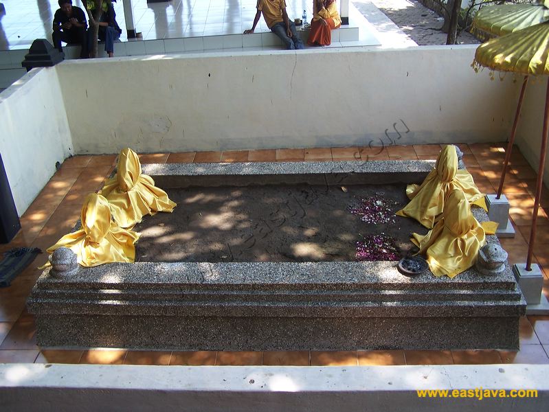 Siti Inggil Graveyard: The Pilgrimage Tourism in Trowulan - Mojokerto