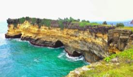 images/gallery/karang-bolong/karang-bolong-beach-pacitan-east-java-1.jpg