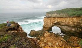 images/gallery/karang-bolong/karang-bolong-beach-pacitan-east-java-3.jpg