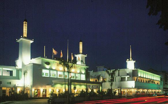 majapahithotelatnight.jpg (32454 bytes)